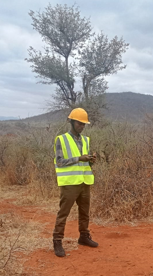mining-consultant-analyzing-mineral-deposit